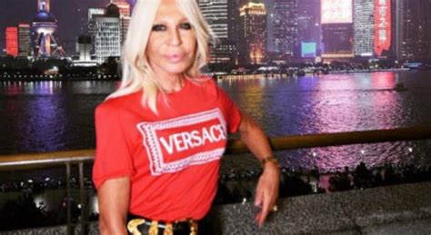 Versace in vendita: il brand acquistato dalla Michael Kors Holdings